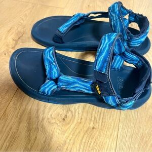 Teva Original Universal Sandals Blue Wave Pattern Women’s Size 8 Men’s Size 6